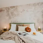 Days - Two-bedroom Loft With 3 Terraces And Parking In Hip Zizkov Lägenhet