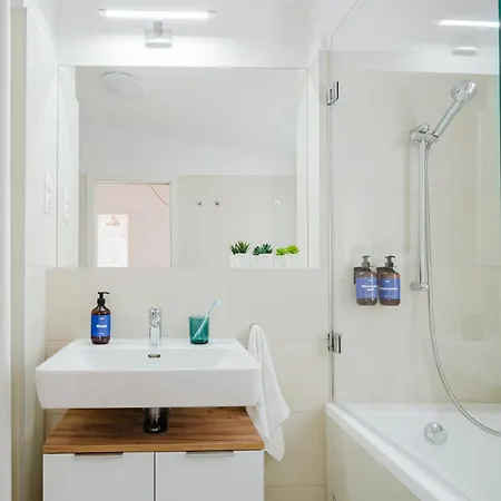 Days - Two-bedroom Loft With 3 Terraces And Parking In Hip Zizkov *
